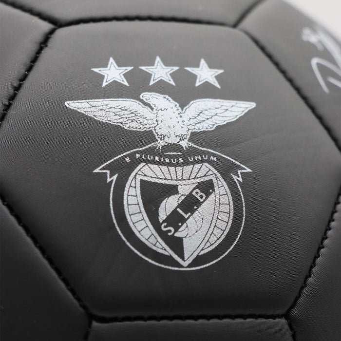 Bola de Futebol Preta com Assinaturas Benfica