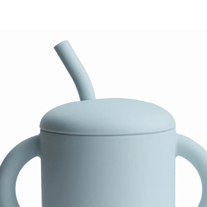 Copo com Palhinha e Asas em Silicone Mushie Powder Blue