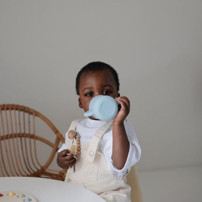 Copo com Palhinha e Asas em Silicone Mushie Powder Blue