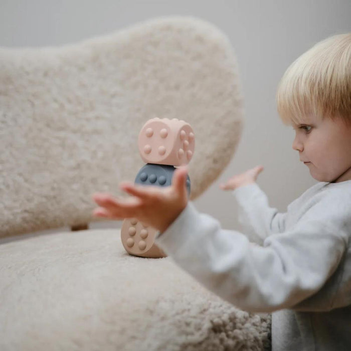 2 Dados Pop It em Silicone Mushie Natural/Dried Thyme