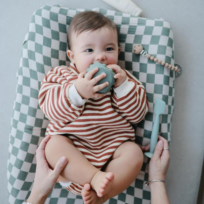 2 Dados Pop It em Silicone Mushie Natural/Dried Thyme