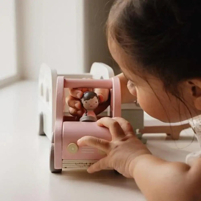 Coche con Caravana y Figuras de Madera