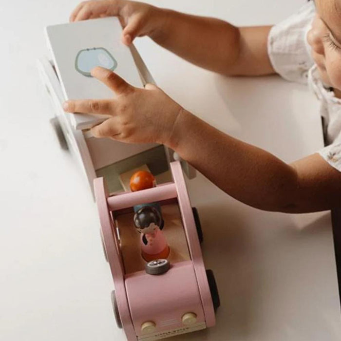 Coche con Caravana y Figuras de Madera