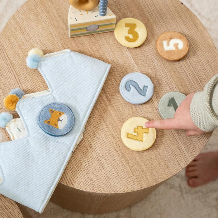 Corona de cumpleaños azul con parches