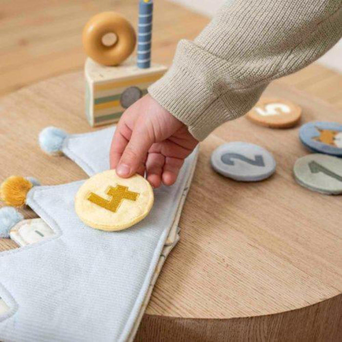 Corona de cumpleaños azul con parches