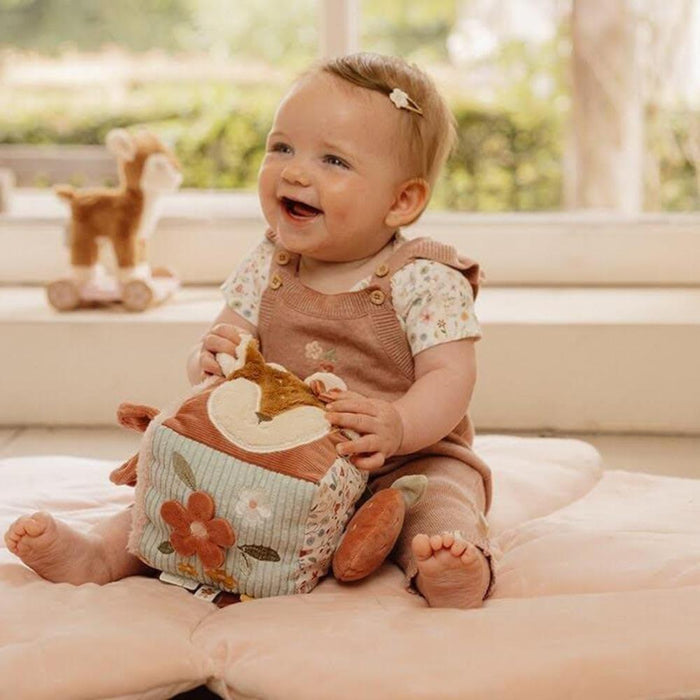 Cubo de actividades del jardín de hadas