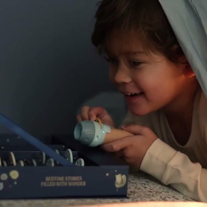 Caixa com Lanterna Projetora e Histórias Little Dutch Blue