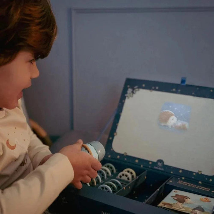 Caixa com Lanterna Projetora e Histórias Little Dutch Blue