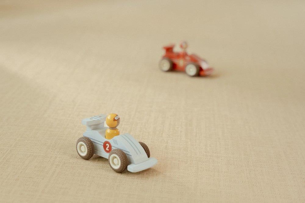 2 Carros de Corrida em Madeira Little Dutch