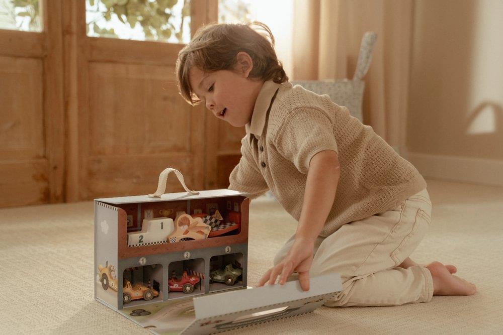 Carros de Corrida em Madeira e Mala com Pista Little Dutch