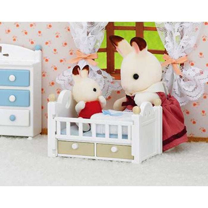 Bebé da Família Coelhos de Chocolate e Cama Sylvanian Families