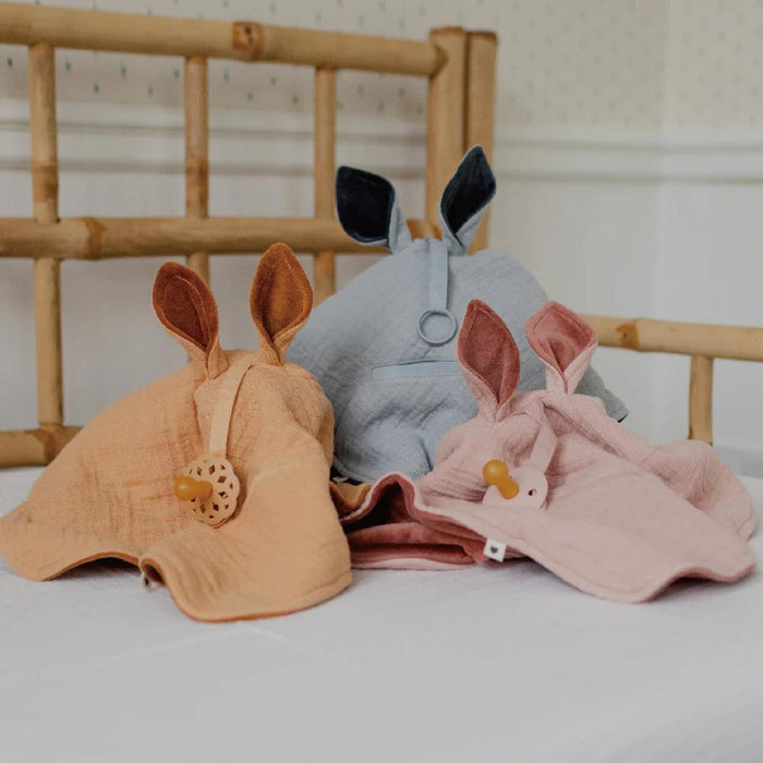 Doudou com Clip para Chupeta Bibs Liberty Kangaroo Eloise Blush