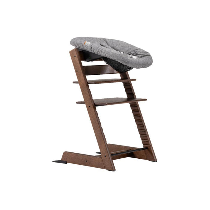 Pack Cadeira da Papa Stokke Tripp Trapp em Madeira Oak Black + Newborn Set Anthracite + Almofada Clássica Wheat Cream