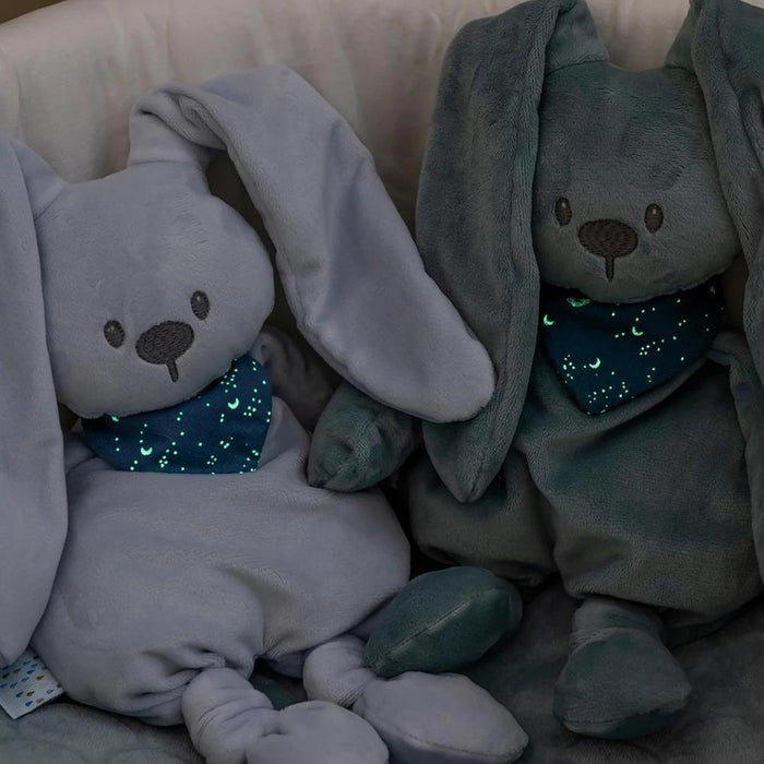 Conejo rosa viejo con bufanda que brilla en la oscuridad