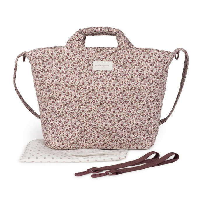 Bolso cambiador Pasito a Pasito con estampado de flores de cerezo y cambiador incluido.